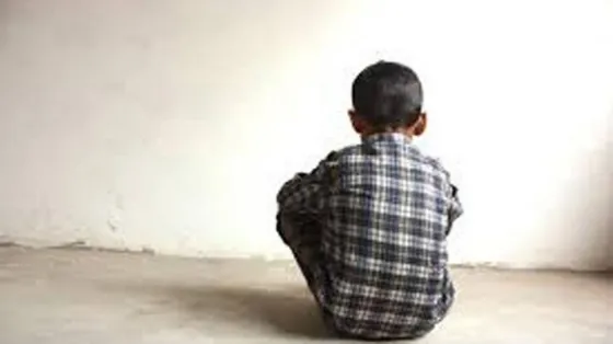 Dos adolescentes ataron de pies y manos a un niño para violarlo