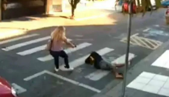 Una policía mató a un ladrón