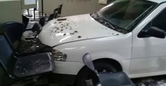 Le cortaron la luz y protestó estrellando su auto