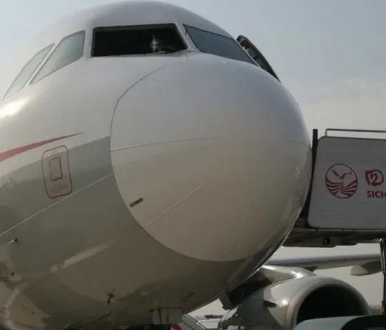 ¡Conmoción! El parabrisas de un avión estalló y el piloto fue succionado