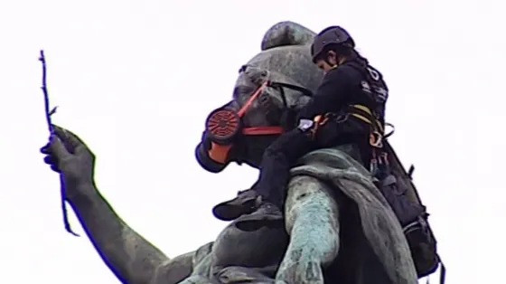 Tensión en Buenos Aires: Una activista se subió a un monumento