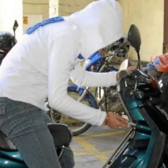 Lo atraparon queriendo robar una moto