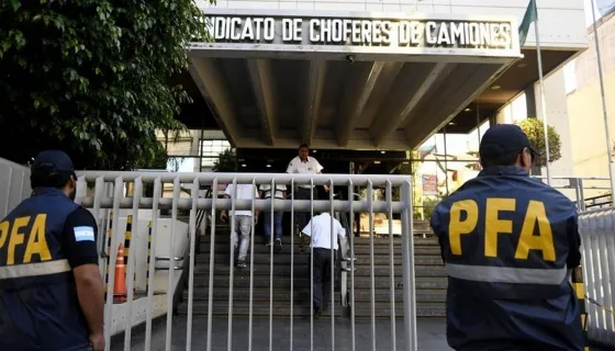 Allanaron la sede central del Sindicato de Camioneros