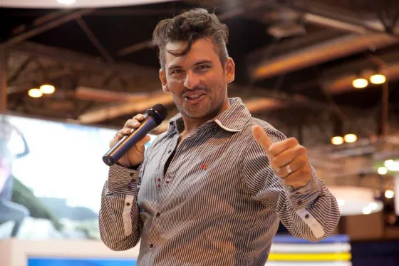 José García la rompió cantando en los estudios de FM Capital