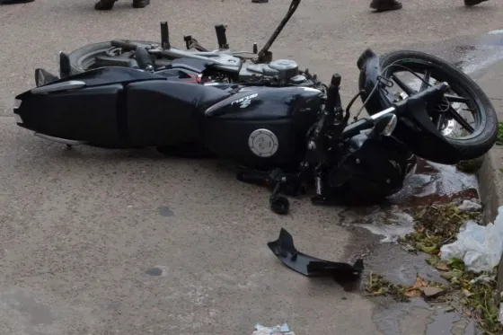 Chocó a dos motociclistas y escondió el auto