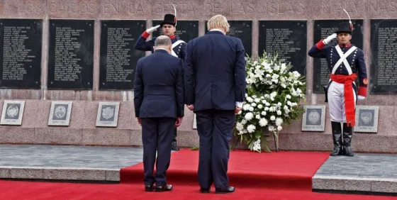 Canciller británico visita Argentina y homenajea a los caídos en Malvinas