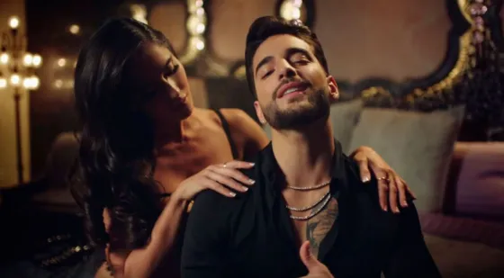 ¡Muy romántico! Maluma le declaró su amor a Natalia Barulich en pleno show. Video