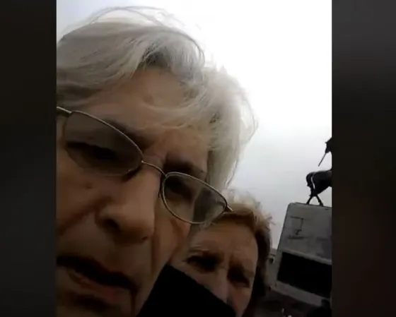 Dos abuelas intentan sacarse una selfie y el video es furor en las redes. Mirá