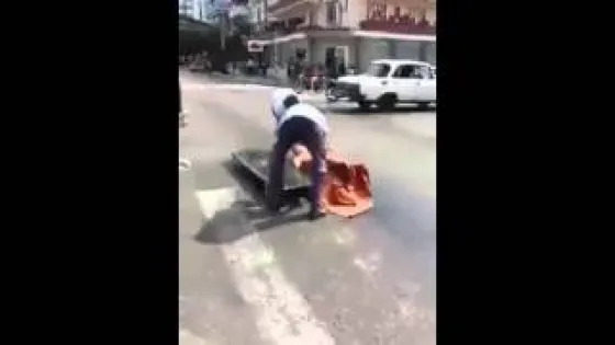 ¡Impactante! Coche fúnebre pierde el cuerpo en el camino (VIDEO)