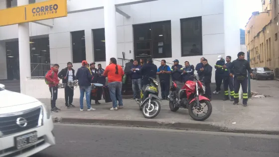 Trabajadores postales se manifiestan por una suba de sueldo