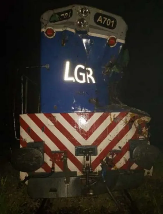 Murieron dos personas tras chocar un tren con un camión