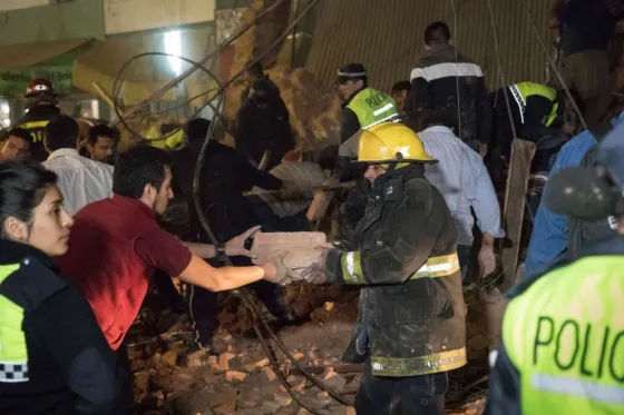 Impactantes fotos del derrumbe del cine en Tucumán