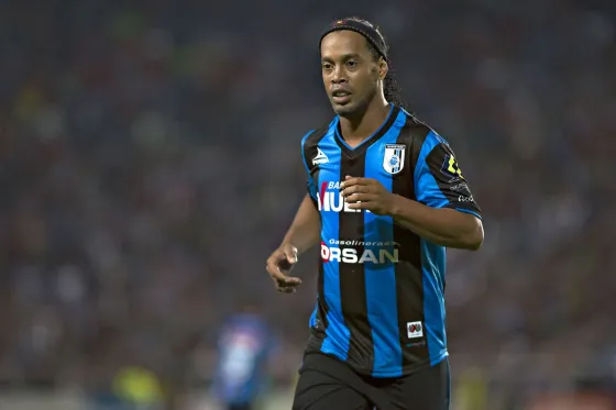 Insólito: Ronaldinho se casa con dos mujeres