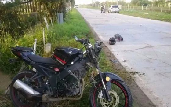La moto de Velázquez tras el choque con el automóvil. Corresponsal de El Tribuno