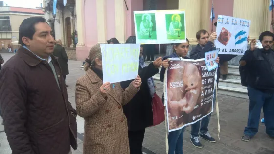 Increparon al Gobernador a la salida de la Catedral y repartieron “bebitos”