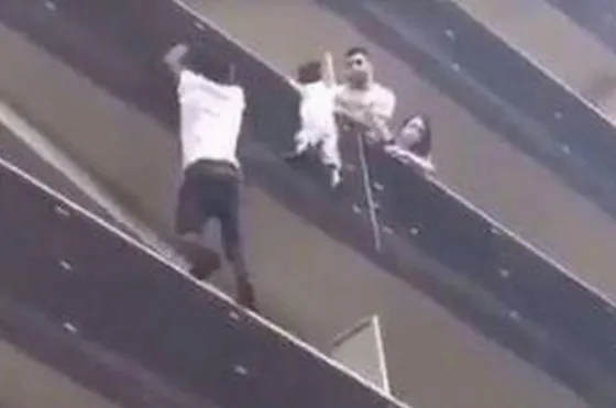 Impresionante: Trepó 4 pisos para salvar a un niño (VIDEO)