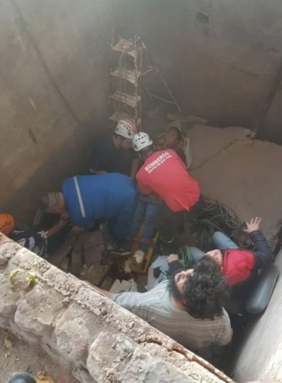 Impactante: Cedió el cemento y cayeron a un pozo de tres metros