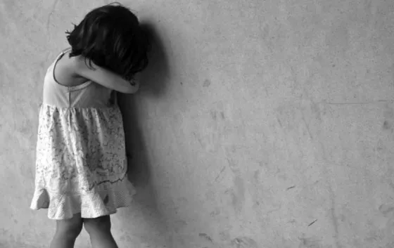 Abusó de dos niños y está libre
