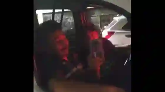 Una joven escrachó a dos hombres que la acosaron en plena calle (VIDEO)