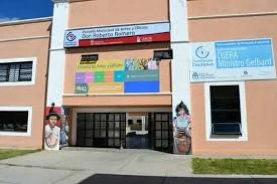 Escuela de Artes y Oficios: Entregan formularios para el boleto solidario