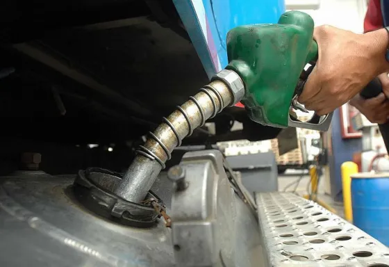 ¡Una buena! Las petroleras suspenderían la suba de la nafta