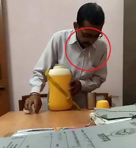 Un asco: Fue sorprendido escupiendo la bebida de su jefe (VIDEO)