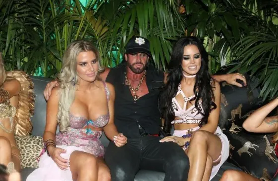 De no creer : Duerme con 4 mujeres a la vez y así se lo toma su esposa