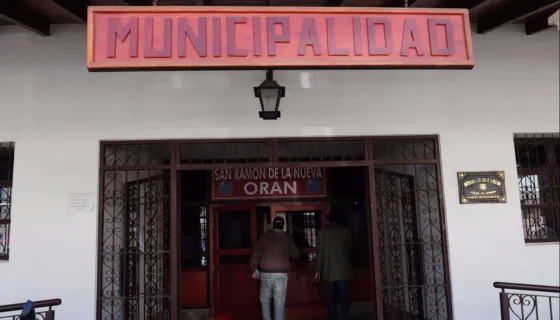 Familias desalojadas de Orán protestan afuera de la Municipalidad