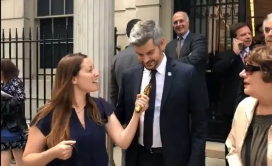 ¡Tremendo! Marcos Peña recibió el premio al “Gorila del año” . Video