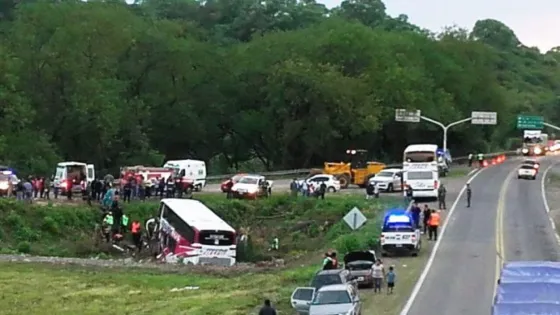 Colectivo de Flecha Blus cayó a un canal de riego en San Pedro