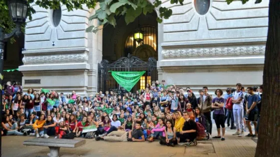 Estudiantes se manifiestan a favor del aborto