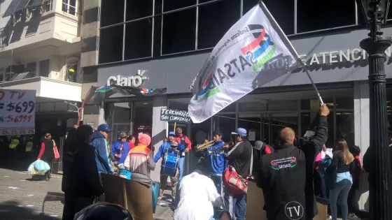 Protesta de trabajadores del SATSAID contra Claro