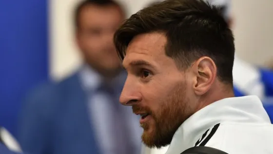 En India, un hombre pintó su casa de celeste y blanco por Leo Messi. Fotos