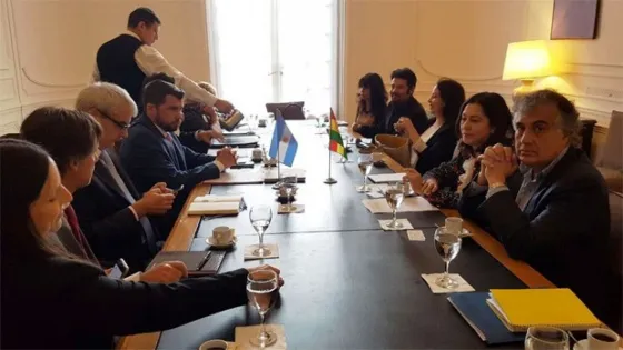 En 15 meses, Argentina dio residencia a 80 mil bolivianos y expulsó sólo uno