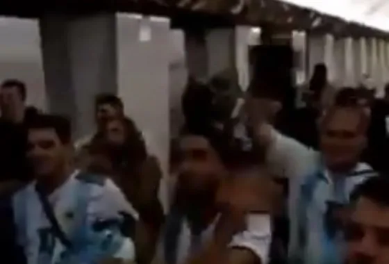 Hinchas argentinos coparon Rusia con un nuevo hit. Mirá
