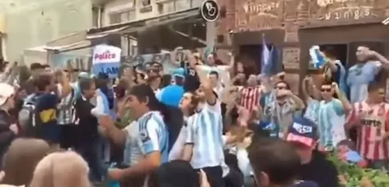 Argentinos coparon calles de Moscú y un ruso se indignó por los cánticos de los fanáticos. Video