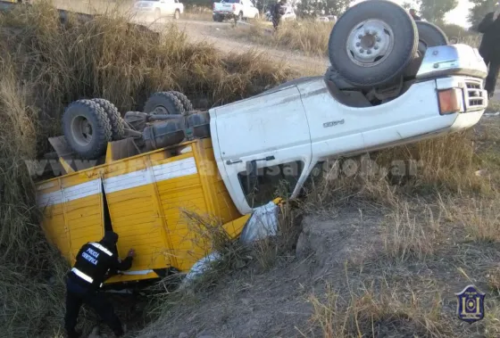 URGENTE: Un camión con más de 30 personas cayó a un canal en San Agustín
