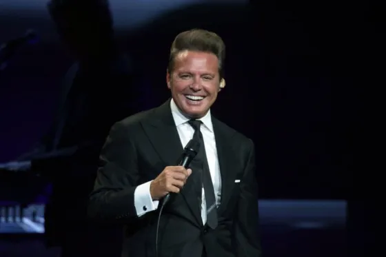 Luis Miguel fue sorprendido con su hermosa novia (FOTOS)