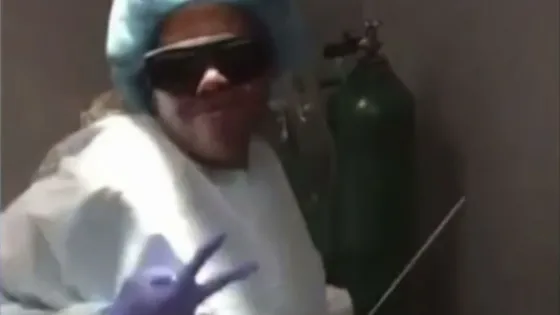 Cirujana rapea durante una cirugía y termina desfigurando a su paciente (VIDEOS)