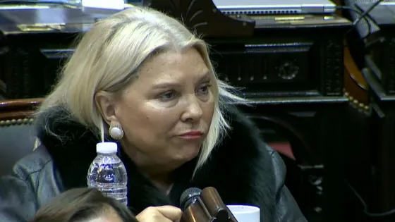 La furia de Carrió: Asegura que “la escupen y le dicen agravio”