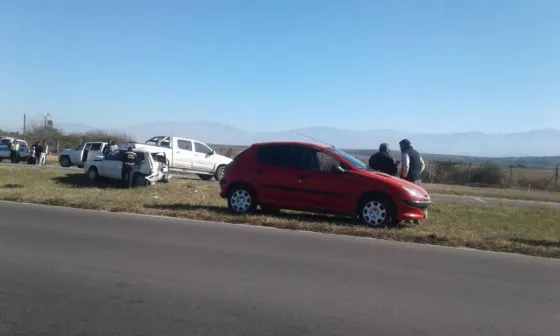 Tremendo choque en cadena en avenida Bolivia: Dos lesionados