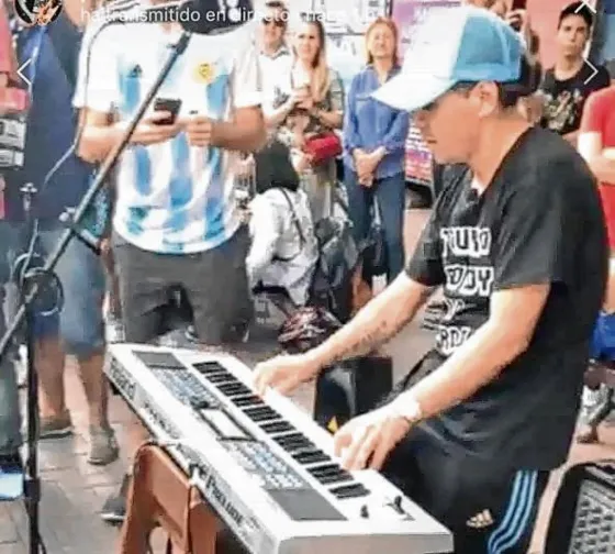 Pablito Lescano brindó un show en una peatonal de Moscú y se llenó de argentinos. VIDEO