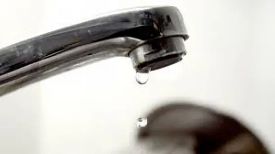 Vecinos de Villa Mitre, indignados con Aguas del Norte por el corte del servicio