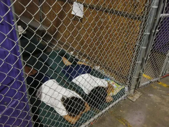 Desgarradoras imágenes: El Gobierno de Trump pone a niños en jaulas