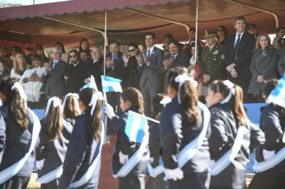 Alumnos y soldados salteños prometieron lealtad a la Bandera Argentina