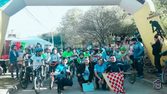 Competencia de bicicletas por el Día de la Bandera
