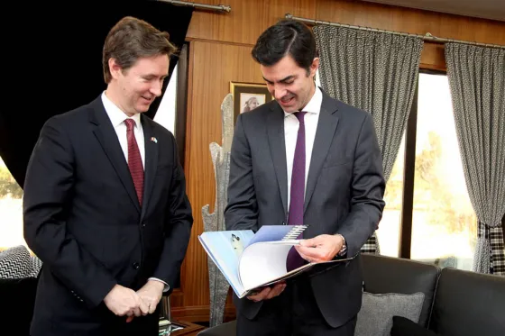 Urtubey se reunió con el embajador de Canadá