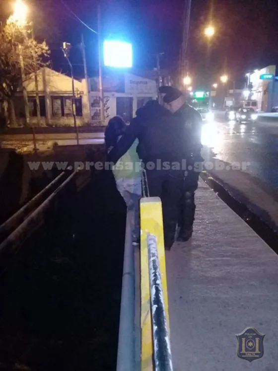 Policías evitaron que una mujer se tirara de un puente