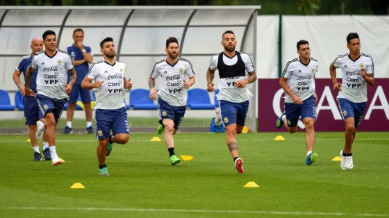 La selección argentina pendiente del partido de Nigeria
