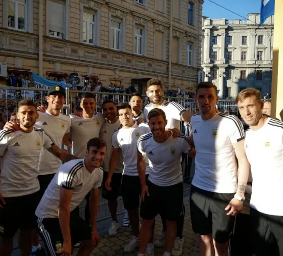 ¡Puro amor! Así recibían los hinchas a la Selección Argentina en Rusia. Video